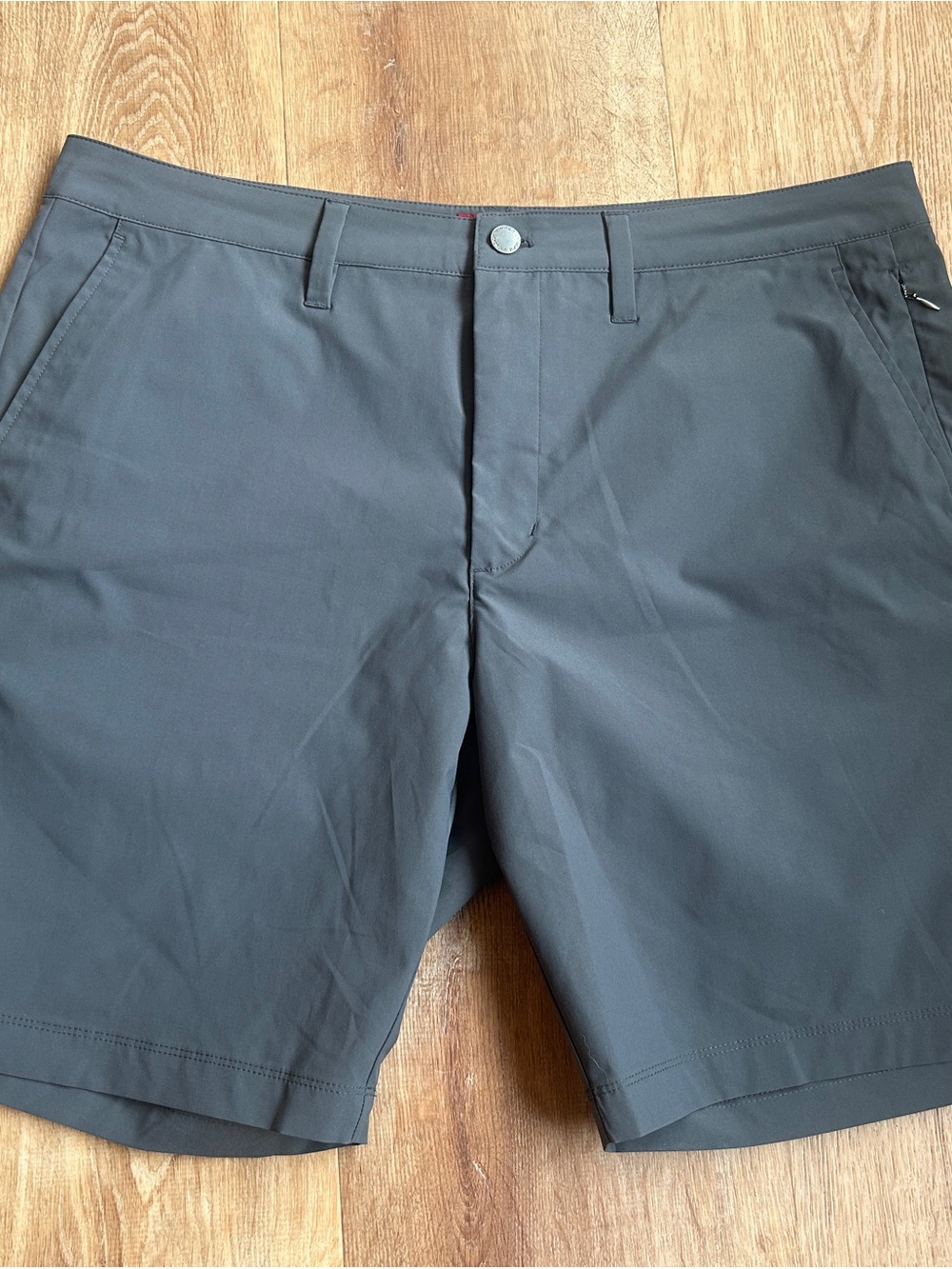 UNTUCKit Men's Flat Front Shorts — Charcoal Gray